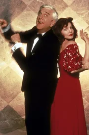 W&auml;hrend seiner Ermittlungen trifft Lt. Drebin (Leslie Nielsen, l.) die sch&ouml;ne Jane (Priscilla Presley, r.) wieder, mit der er zwei Jahre zuvor eine leidenschaftliche Aff&auml;re hatte. Die alte Liebe glimmt noch immer ...