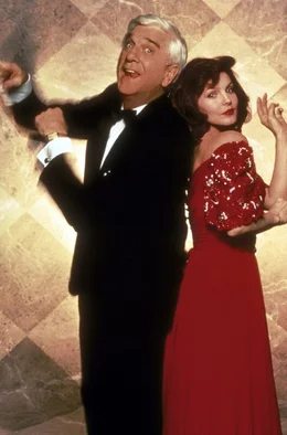 W&auml;hrend seiner Ermittlungen trifft Lt. Drebin (Leslie Nielsen, l.) die sch&ouml;ne Jane (Priscilla Presley, r.) wieder, mit der er zwei Jahre zuvor eine leidenschaftliche Aff&auml;re hatte. Die alte Liebe glimmt noch immer ...