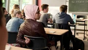 Kein leichter Einstieg in ihre neue Schulklasse: Als "Schleiereule" verunglimpft signalisiert H&uuml;lya (Yeliz Simsek) deutlich ihre Meinung.