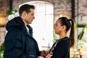 Charlotte "Charlie" (Shaolyn Fernandez) und Deniz (Igor Dolgatschew) f&auml;llt die Situation sehr schwer.