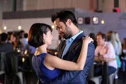 Diego (Justin Chatwin, r.) will Emma (Kate Micucci, l.) mit seinem Charme erobern.