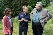 Von Polizeihauptmeister Mohr (Max M&uuml;ller, M.) erhalten die Kommissare Andresen (Sophie Melbinger, l.) und Stadler (Dieter Fischer, r.) am Tatort erste Informationen.