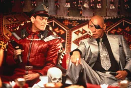 Der gr&ouml;&szlig;enwahnsinnige Diktator General M. Bison (Ra&uacute;l Juli&aacute;, l.) und sein Waffenh&auml;ndler Victor Sagat (Wes Studi, r.) besprechen das weitere Vorgehen.