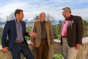Robert Pr&ouml;bstl (Nikol Voigtl&auml;nder, M.) ger&auml;t ins Visier der Kommissare Sven Hansen (Igor Jeftic, l.) und Anton Stadler (Dieter Fischer, r.).