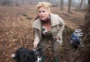 Der kleine Timmi ist verschwunden. Hund Quast f&uuml;hrt Heike Sch&auml;ffer (Petra Kleinert) zu seinem verlassenen Kinderwagen im Wald.