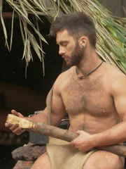 Dan im Unterstand mit Feuerholz. Dan im Unterstand mit Feuerholz.