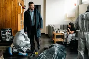 Kommissar Jonas Fischer (Lukas Piloty, 2.v.l.) ist am Tatort einer Hotelsauna, in der eine junge Sachbearbeiterin brutal ermordet wurde. Laut Rechtsmedizinerin Dr. Pilar Westphal (Yulia Y&aacute;ńez Schmidt, 2.v.r.) hat jemand die T&uuml;r absichtlich verkeilt. Als sich herausstellt, dass die Saunat&uuml;r offen stand, als die Leiche entdeckt wurde, kommen Fragen auf.
