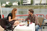 Jo Stoll (Peter Ketnath) sitzt mit Henriette Frenzen (Anja Antonowicz) am Tisch auf dem Deck seines Hausbootes. Nach dem Essen bemerkt sie, dass Jos Ringfinger l&auml;nger ist, als der Zeigefinger - genau wie bei ihr.