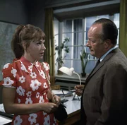 Kommissar Keller (Erik Ode, r.) hat die Sch&uuml;lerin Heike Stein (Eva Kinsky, l.) zu sich bestellt. Von ihren Aussagen verspricht er sich eine Menge.