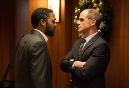 Ray (Chiwetel Ejiofor, l.) und sein Kollege Reg Siefert (Michael Kelly, r.) sind nicht unbedingt einer Meinung.