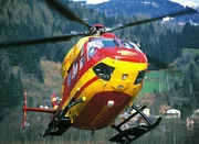 Medicopter 117 beim Anflug auf die Basis, im Helicopter v.li.: Biggi Schwerin (Sabine Petzl) und der Originalpilot (Hans Ostler), der Ralf Staller doubelt.