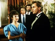 Cindy (Hallie Todd), v&ouml;llig verwandelt, ist die Attraktion des gro&szlig;en Filmballs, auf dem die neue Hauptdarstellerin gek&uuml;rt werden soll. Mark (Victor French, 2.v.r.) und Jonathan (2.v.l.) freuen sich dar&uuml;ber.