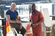 Wolf Malletzke (Christoph Grunert, l.) und Makoye (Jerry Kwarteng, r.) haben etwas auf der Silberm&ouml;we repariert und sinnieren &uuml;ber Fahris Rosenaktion, die geh&ouml;rig schief gegangen ist.