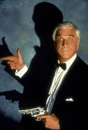 Um Hapsburg das Handwerk legen zu k&ouml;nnen, muss sich Frank Drebin (Leslie Nielsen) in die H&ouml;hle des L&ouml;wen wagen ...