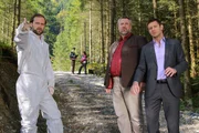 Spurensicherer Franz Leitner (Simon Sebastian Gerasch, l.) macht Stadler (Dieter Fischer, M.) und Hansen (Igor Jeftić, r.). auf eine hei&szlig;e Spur aufmerksam.