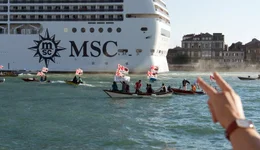 Aktivisten demonstrieren gegen Kreuzfahrtschiffe in Venedig.