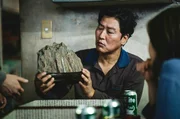 Ein Symbol f&uuml;r Gl&uuml;ck: Der Familienvater Ki Taek (Song Kang-ho) betrachtet den wertvollen Stein, der seinen Sohn lange begleiten wird.