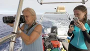 Nan Hauser (l.) hat ihr Leben der Erforschung der Wale verschrieben.