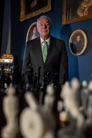 Der fr&uuml;here FBI Agent Robert Wittman, der Gr&uuml;nder des FBI National Art Crime Teams, analysiert den Juwelenraub.