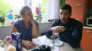 Der 20-j&auml;hrige Emmanuel mit deutsch-nigerianischem Hintergrund ist Rapper und macht eine Ausbildung zum Physiotherapeuten; Mutter Manuela (li.) unterst&uuml;tzt ihn dabei.