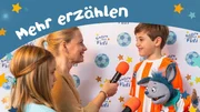Gabriel will von seinem Fußballtraining erzählen. Gabriel will von seinem Fußballtraining erzählen.