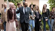 Die beiden Lautringer Neub&uuml;rger Nuri Hodscha (Hilmi S&ouml;zer) und Tochter H&uuml;lya (Yeliz Simsek): der Vater bingt H&uuml;lya zu Ihrem ersten Tag an der neuen Schule.