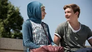 Patrick (Damian Hardung) und Nuris Tochter H&uuml;lya (Yeliz Simsek) kommen sich nah und n&auml;her &ndash; und geraten naturgem&auml;&szlig; zwischen die Fronten der Moscheebef&uuml;rworter und deren Gegner.