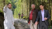 Spurensicherer Franz Leitner (Simon Sebastian Gerasch, l.) macht Stadler (Dieter Fischer, M.) und Hansen (Igor Jeftic, r.) auf eine hei&szlig;e Spur aufmerksam.
