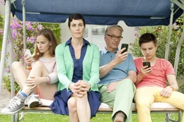 Kein ganz normaler Smartphone-Nachmittag f&uuml;r Heike Grotthoff (Nina Kunzendorf, 2.v.l.), Marie (Tara Fischer, l.), Klaus (Christoph M. Ohrt, 2.v.r.) und Benny (Ludwig Skuras, r.).