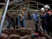 Rettung naht! Liz, S&aacute;ndor, Sophie und Bruno warten gespannt vor dem Ausgang des alten Thermalbades. (v.l.n.r. Viktoria Krause, Lennart K&ouml;nig, Anica R&ouml;hlinger, Ferdinand D&ouml;lz)