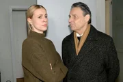 Gerner (Wolfgang Bahro) kommt bei Zoe (Lara Dandelion Seibert) mit der Suche nach Yvonne nicht weiter.