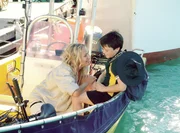 Die Biologin Anne van Gaard (Claudine Wilde) beruhigt ihren Sohn Felix (Aaron Donovan).