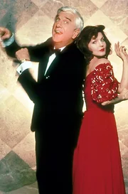 W&auml;hrend seiner Ermittlungen trifft Lt. Drebin (Leslie Nielsen, l.) die sch&ouml;ne Jane (Priscilla Presley, r.) wieder, mit der er zwei Jahre zuvor eine leidenschaftliche Aff&auml;re hatte. Die alte Liebe glimmt noch immer ...