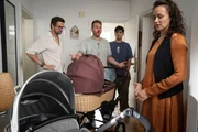 Guideon (Tom Beck, l.), Julian (Ben M&uuml;nchow, 2.v.l.) und Ernst (Diyar Ilhan, 2.v.r.) stehen Marie (Tinka F&uuml;rst, r.) gegen&uuml;ber: Zwei Kinderwagen, angespannte Stimmung &ndash; und ein Julian, der einmal mehr alles gegeben hat.