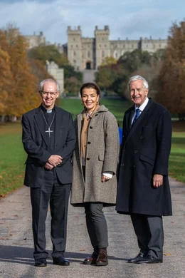 Filmautorin Julia Melchior (M.) beim Dreh vor Windsor Castle mit dem ehemaligen Erzbischof von Canterbury, Justin Welby (l.), und dem Biografen der Queen, Hugo Vickers (r.).