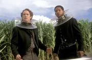 Da bleibt den beiden die Luft weg: Artemus (Kevin Kline, l.) und James (Will Smith) erleben am eigenen Leib den t&ouml;dlichen Zweck der Metall-Manschetten.
