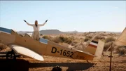 Flugpionierin Elly Beinhorn nach ihrem Alleinflug nach Afrika in einer Spielszene aus "Elly Beinhorn - Alleinflug".
