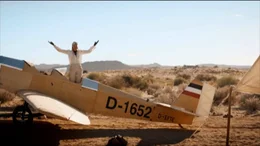Flugpionierin Elly Beinhorn nach ihrem Alleinflug nach Afrika in einer Spielszene aus "Elly Beinhorn - Alleinflug".