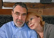 Endlich wieder zusammen! Nach langen Auslandsaufenthalten in China und Florenz genie&szlig;en Charlotte (Ursela Monn, r.) und Georg (Gunter Scho&szlig;, l.) ihre h&auml;usliche Zweisamkeit.