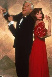 W&auml;hrend seiner Ermittlungen trifft Lt. Drebin (Leslie Nielsen, l.) die sch&ouml;ne Jane (Priscilla Presley, r.) wieder, mit der er zwei Jahre zuvor eine leidenschaftliche Aff&auml;re hatte. Die alte Liebe glimmt noch immer ...