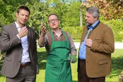 Hansen (Igor Jeftić, l.) und Stadler (Dieter Fischer, r.) befragen den Gesch&auml;ftsf&uuml;hrer des Rosenzuchtvereins Maximilian Moser (Mike Maas, M.).