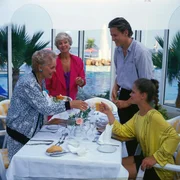 Damit Frau Seidl (Bruni L&ouml;bel, l.) nicht allein essen mu&szlig;, holt Hannelore (Maria Sebaldt, 2.v.l.) sie an ihren Tisch und stellt ihr Andy (Hendrik Martz, 2.v.r.) und seine Freundin Elke (Juliane Rautenberg, r.) vor.