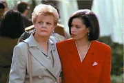 L-R: Jessica Fletcher (Angela Lansbury) und Maude Gillis (Kate Mulgrew)