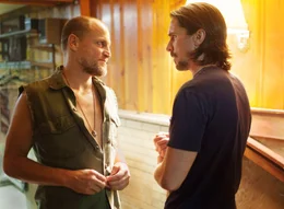 Als Russell (Christian Bale, r.) den Gangster Harlan DeGroat (Woody Harrelson, l.) kennenlernt, ist ihm schnell klar, dass dieser ein gef&auml;hrlicher Psychopath ist, der kein Mitleid kennt. Kann er seinen Bruder aus dessen Fokus herausschaffen?