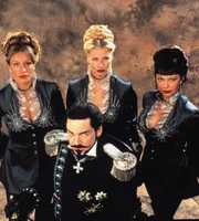 Dr. Arliss Loveless (Kenneth Branagh) mit seinen Assistentinnen (v.l.) Amazonia (Frederique Van Der Wal), Miss Lippenreider (Sofia Eng) und Munitia (Musetta Vander).