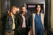 Polizist Mohr (Max M&uuml;ller, l.) versucht, mehr &uuml;ber Innenarchitektin Susanne Pohlmann (Kim Riedle, r.) und Cocktailmixer Stefan Greiff (Beat Marti, M.) zu erfahren.
