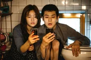 Ki Woo (Choi Woo-shik) und seine Schwester Ki Jung (Park So-dam) m&uuml;ssen sich sogar das W-LAN schnorren.