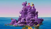 Hier sitzen Tanja, Zo&eacute; und Yasemin gemeinsam mit QuackQuack auf einem lila Felsen, der zu Tanjas Meer geh&ouml;rt.