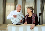 Udo (Klaus Mikoleit, l.) hört amüsiert, dass Inge (Peggy Lukac, r.) glaubt, mit ihren Liebesbriefen Erika in den Wahnsinn getrieben zu haben. Udo (Klaus Mikoleit, l.) hört amüsiert, dass Inge (Peggy Lukac, r.) glaubt, mit ihren Liebesbriefen Erika in den Wahnsinn getrieben zu haben.