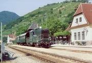 EISENBAHNROMANTIK, Unser Bummelzug mit Historischer Diesellok der Baureihe 2045 mit zwei Plattformwagen im Bahnhof Spitz an der Donau.